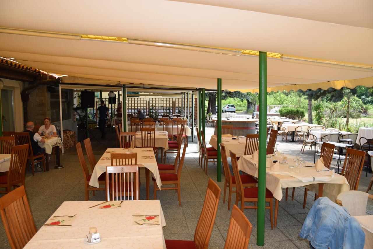 Restaurant Bric Dekani ภายนอก รูปภาพ
