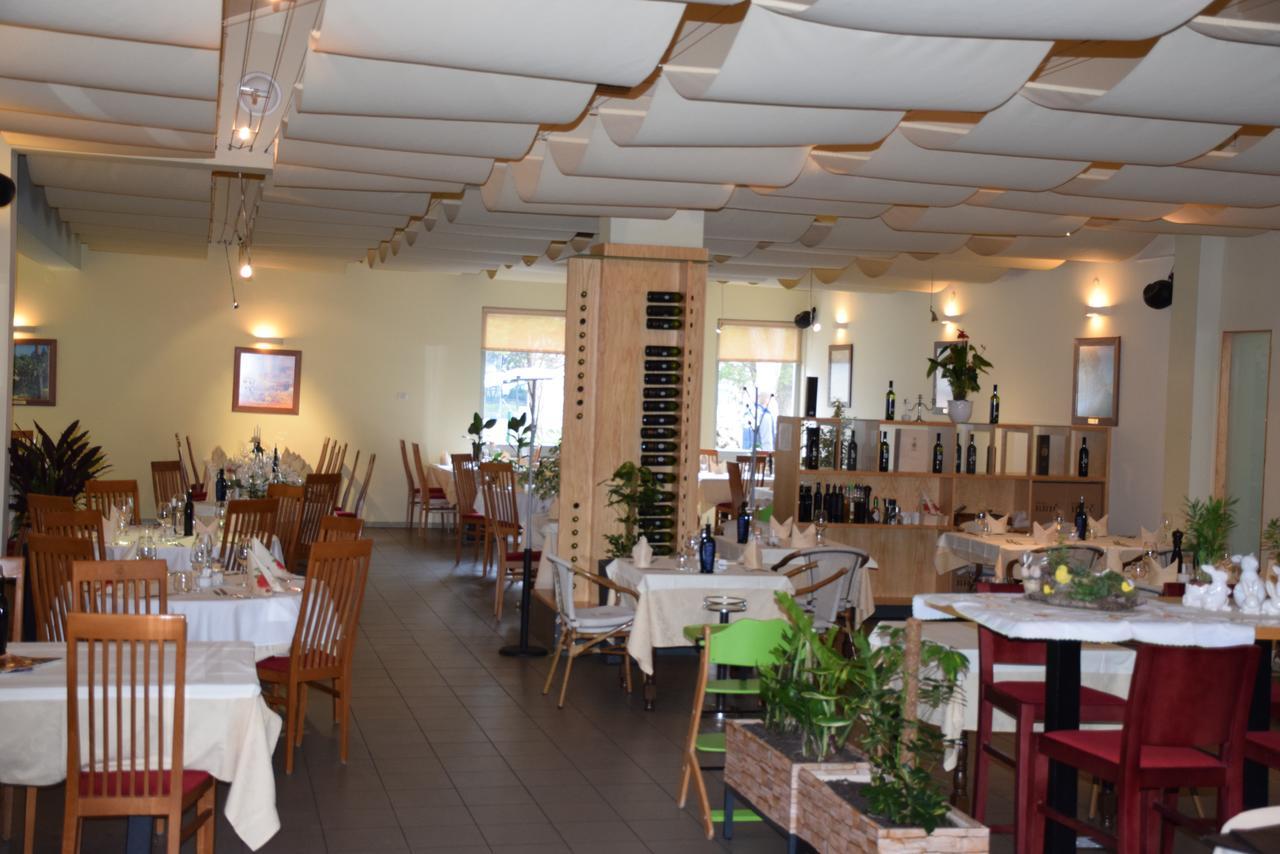 Restaurant Bric Dekani ภายนอก รูปภาพ
